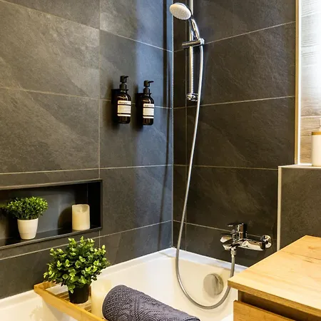 Ace Location With Pool & Sauna *