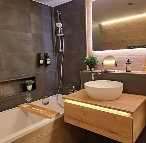 Apartment Ace Location With Pool & Sauna