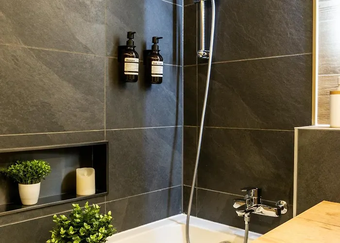 Ace Location With Pool & Sauna *